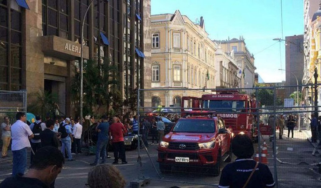 Um princípio de incêndio atingiu a Assembleia Legislativa do Rio de Janeiro (Alerj); o fogo afetou a sala de imprensa e o plenário da Casa, que ficaram tomados de fumaça; de acordo com a assessoria de imprensa da Alerj, o Palácio Tiradentes, onde funciona a Alerjj, foi evacuado e bombeiros estão analisando as causas do incêndio (Foto: Leonardo Lucena) Um princípio de incêndio atingiu a Assembleia Legislativa do Rio de Janeiro (Alerj); o fogo afetou a sala de imprensa e o plenário da Casa, que ficaram tomados de fumaça; de acordo com a assessoria de imprensa da Alerj, o Palácio Tiradentes, onde funciona a Alerjj, foi evacuado e bombeiros estão analisando as causas do incêndio
