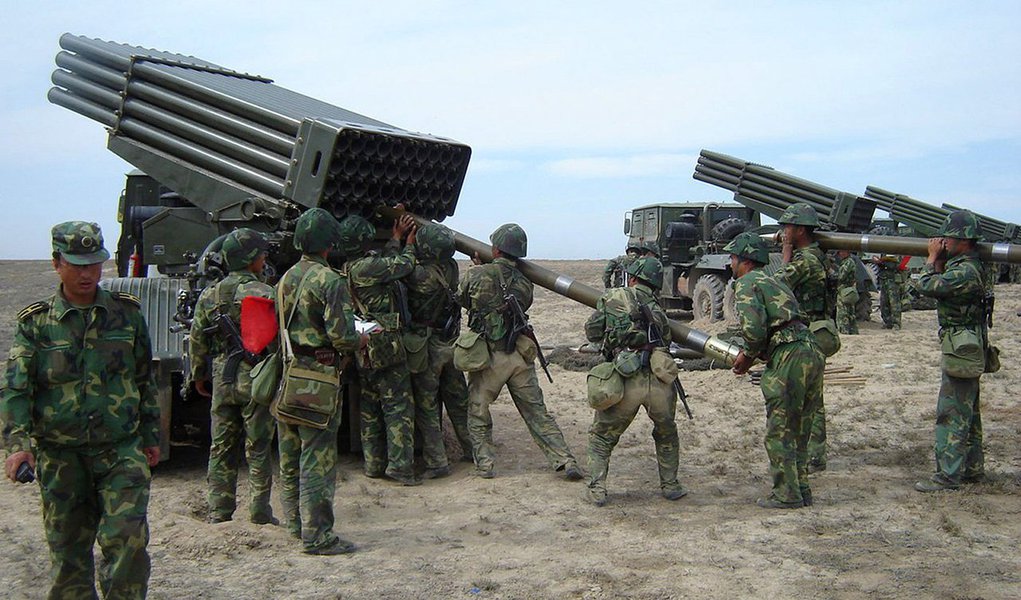 Relatório do Instituto Internacional de Estudos Estratégicos (IISS) mostra que a China continua se armando mais rápido do que outros países, ao ponto de estar, em algumas áreas militares, "em quase paridade com o Ocidente"; "A superioridade tecnológica militar do Ocidente, considerada consolidada, é cada vez mais desafiada", afirma John Chipman, diretor do IISS; China destinou em 2016 um orçamento de 145 bilhões de dólares para a defesa, mais de um terço dos gastos de todo o continente asiático. Muito longe dos Estados Unidos (US$ 604,5 bilhões), mas à frente da Rússia (com US$ 58,9 bilhões), Arábia Saudita (US$ 56,9) e Reino Unido (US$ 52,2) (Foto: Aquiles Lins) Relatório do Instituto Internacional de Estudos Estratégicos (IISS) mostra que a China continua se armando mais rápido do que outros países, ao ponto de estar, em algumas áreas militares, "em quase paridade com o Ocidente"; "A superioridade tecnológica militar do Ocidente, considerada consolidada, é cada vez mais desafiada", afirma John Chipman, diretor do IISS; China destinou em 2016 um orçamento de 145 bilhões de dólares para a defesa, mais de um terço dos gastos de todo o continente asiático. Muito longe dos Estados Unidos (US$ 604,5 bilhões), mas à frente da Rússia (com US$ 58,9 bilhões), Arábia Saudita (US$ 56,9) e Reino Unido (US$ 52,2)