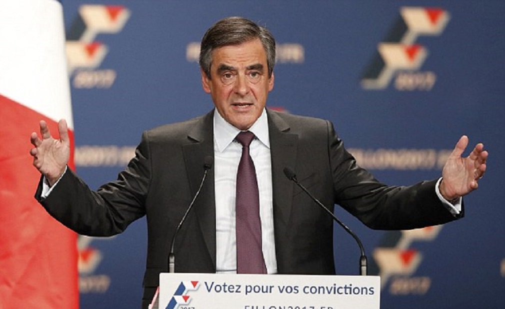 O candidato conservador à presidência francesa, François Fillon, prometeu nesta quarta-feira continuar na disputa apesar de possível investigação formal contra ele por suposto uso irregular de verbas públicas; Fillon afirmou que vai seguir em frente após especulações sobre uma possível saída da corrida presidencial após sua decisão de adiar uma visita a uma exposição agropecuária de Paris; pesquisas de opinião continuam indicando que ele perderia a eleição; pesquisas mostram o centrista Emmanuel Macron consolidando sua posição como favorito, e colocam a líder da extrema-direita, Marine Le Pen, também entre os principais candidatos (Foto: José Barbacena) O candidato conservador à presidência francesa, François Fillon, prometeu nesta quarta-feira continuar na disputa apesar de possível investigação formal contra ele por suposto uso irregular de verbas públicas; Fillon afirmou que vai seguir em frente após especulações sobre uma possível saída da corrida presidencial após sua decisão de adiar uma visita a uma exposição agropecuária de Paris; pesquisas de opinião continuam indicando que ele perderia a eleição; pesquisas mostram o centrista Emmanuel Macron consolidando sua posição como favorito, e colocam a líder da extrema-direita, Marine Le Pen, também entre os principais candidatos