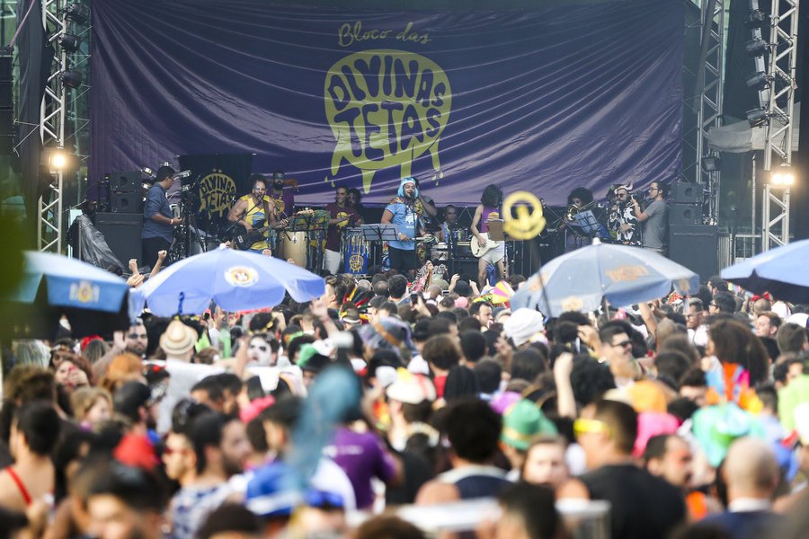 No segundo ano de carnaval em Brasília, o Bloco das Divinas Tetas espera reunir cerca de 20 mil foliões para dançar ritmos variados, entre eles músicas do movimento Tropicália de artistas como Caetano Veloso, Gilberto Gil, Tom Zé e Mutantes; "No ano passado, a festa atraiu mais de 10 mil pessoas, bem mais do que esperávamos, então, para este ano a estrutura já dobrou de tamanho", disse Aloísio Michael, vocalista do Divinas Tetas. Ele conta que, além dos ritmos da Tropicália, a banda toca maracatu, samba, rock e outros (Foto: Aquiles Lins) No segundo ano de carnaval em Brasília, o Bloco das Divinas Tetas espera reunir cerca de 20 mil foliões para dançar ritmos variados, entre eles músicas do movimento Tropicália de artistas como Caetano Veloso, Gilberto Gil, Tom Zé e Mutantes; "No ano passado, a festa atraiu mais de 10 mil pessoas, bem mais do que esperávamos, então, para este ano a estrutura já dobrou de tamanho", disse Aloísio Michael, vocalista do Divinas Tetas. Ele conta que, além dos ritmos da Tropicália, a banda toca maracatu, samba, rock e outros