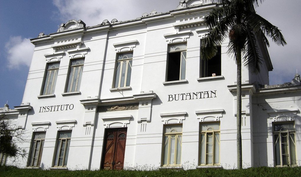 Estimativa é do promotor de Justiça Nathan Glina, do Grupo de Atuação Especial de Combate ao Crime Organizado (Gaeco), que investiga um esquema de furtos aos cofres da fundação por meio de uma série de 340 furtos; segundo a investigação, uma microempresa de eletrônicos foi usada para receber R$ 2,68 milhões entre 2005 e 2008, uma fortuna 26.600 vezes superior a seu capital social, de R$ 10 mil (Foto: Gisele Federicce) Estimativa é do promotor de Justiça Nathan Glina, do Grupo de Atuação Especial de Combate ao Crime Organizado (Gaeco), que investiga um esquema de furtos aos cofres da fundação por meio de uma série de 340 furtos; segundo a investigação, uma microempresa de eletrônicos foi usada para receber R$ 2,68 milhões entre 2005 e 2008, uma fortuna 26.600 vezes superior a seu capital social, de R$ 10 mil