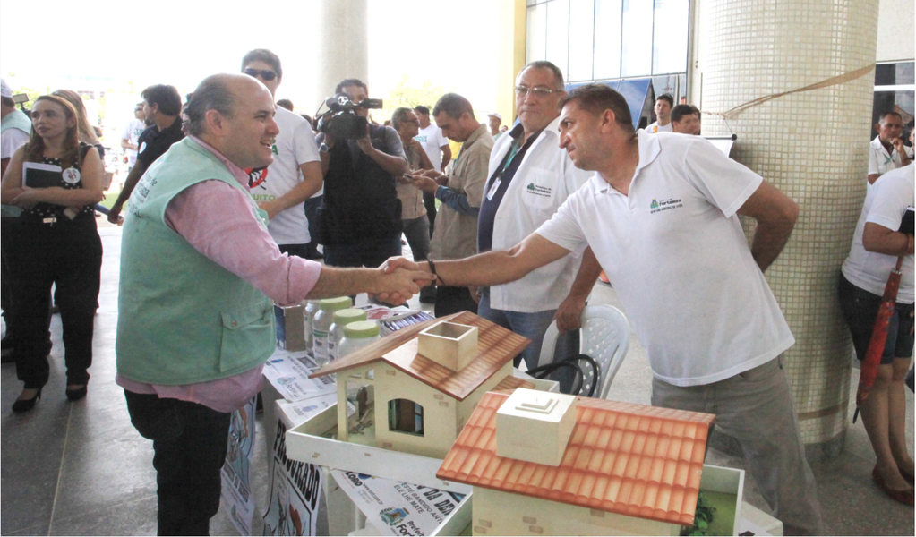 O prefeito de Fortaleza, Roberto Cláudio (PDT), deu início nesta quarta-feira (22) à Operação Inverno no bairro Jangurussu, que concentra cerca de 15% dos casos de dengue em Fortaleza. Serão realizadas 14.701 visitas em imóveis na região para sensibilizar a população. RC anunciou também que, após o carnaval, 14 unidades básicas de saúde do Município irão atuar como referência no diagnóstico precoce, atendimento e primeira assistência para os casos de dengue na cidade (Foto: Rodrigo Rocha) O prefeito de Fortaleza, Roberto Cláudio (PDT), deu início nesta quarta-feira (22) à Operação Inverno no bairro Jangurussu, que concentra cerca de 15% dos casos de dengue em Fortaleza. Serão realizadas 14.701 visitas em imóveis na região para sensibilizar a população. RC anunciou também que, após o carnaval, 14 unidades básicas de saúde do Município irão atuar como referência no diagnóstico precoce, atendimento e primeira assistência para os casos de dengue na cidade