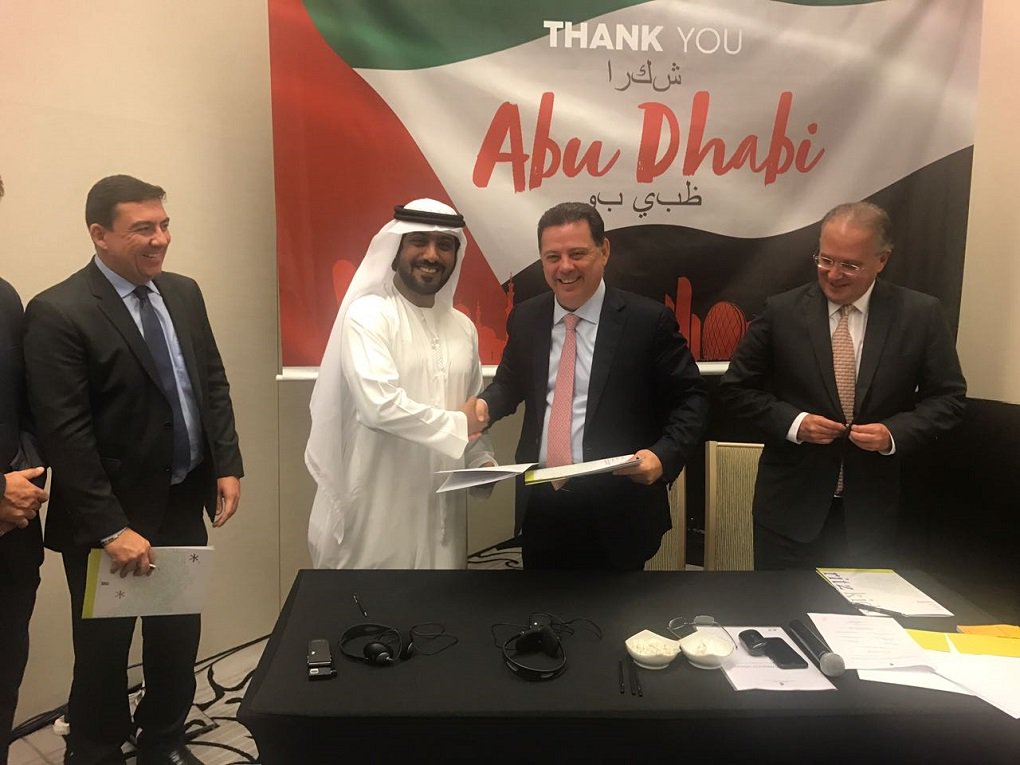 No terceiro dia da Missão Comercial do Governo de Goiás no Oriente Médio, o governador Marconi Perillo e o CEO da Caracal Internacional, Hamad Salem Al Ameri, assinaram, em Abu Dhabi, o protocolo de intenções para a implantação de uma planta da companhia em Goiás; a indústria, que fabrica armas de pequeno calibre, fará investimento inicial de R$ 100 milhões na construção e início das operações da unidade no Estado, com geração de 600 empregos diretos; "A assinatura deste protocolo de intenções com a Caracal Internacional é decisivo para a continuidade da diversificação da economia de Goiás e para a geração de empregos. Serão mais 600 empregos diretos na primeira fase de instalação da unidade", disse Marconi (Foto: José Barbacena) No terceiro dia da Missão Comercial do Governo de Goiás no Oriente Médio, o governador Marconi Perillo e o CEO da Caracal Internacional, Hamad Salem Al Ameri, assinaram, em Abu Dhabi, o protocolo de intenções para a implantação de uma planta da companhia em Goiás; a indústria, que fabrica armas de pequeno calibre, fará investimento inicial de R$ 100 milhões na construção e início das operações da unidade no Estado, com geração de 600 empregos diretos; "A assinatura deste protocolo de intenções com a Caracal Internacional é decisivo para a continuidade da diversificação da economia de Goiás e para a geração de empregos. Serão mais 600 empregos diretos na primeira fase de instalação da unidade", disse Marconi