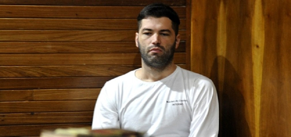 Em seu 28º julgamento, o vigilante Tiago Henrique Gomes da Rocha foi condenado, nesta quarta-feira, pelo 1º Tribunal do Júri de Goiânia, a 46 anos e 8 meses de prisão pelas mortes de Mateus Henrique Rodrigues de Moraes, de 13 anos, e Karine dos Santos Faria, de 15; os crimes ocorreram no dia 27 de julho de 2014, em uma sanduicheria, na esquina da Avenida Anhanguera com a Rua 208, no Setor Leste Universitário. com mais esta condenação, as penas de Tiago Henrique, que responde a mais de 30 homicídios, somam 630 anos e 8 meses; o serial killer ficou conhecido por matar pessoas aleatoriamente nas ruas de Goiânia; ele parava a sua moto, conversava com a vítima e atirava; Thiago é acusado de mais de 20 assassinatos (Foto: José Barbacena) Em seu 28º julgamento, o vigilante Tiago Henrique Gomes da Rocha foi condenado, nesta quarta-feira, pelo 1º Tribunal do Júri de Goiânia, a 46 anos e 8 meses de prisão pelas mortes de Mateus Henrique Rodrigues de Moraes, de 13 anos, e Karine dos Santos Faria, de 15; os crimes ocorreram no dia 27 de julho de 2014, em uma sanduicheria, na esquina da Avenida Anhanguera com a Rua 208, no Setor Leste Universitário. com mais esta condenação, as penas de Tiago Henrique, que responde a mais de 30 homicídios, somam 630 anos e 8 meses; o serial killer ficou conhecido por matar pessoas aleatoriamente nas ruas de Goiânia; ele parava a sua moto, conversava com a vítima e atirava; Thiago é acusado de mais de 20 assassinatos