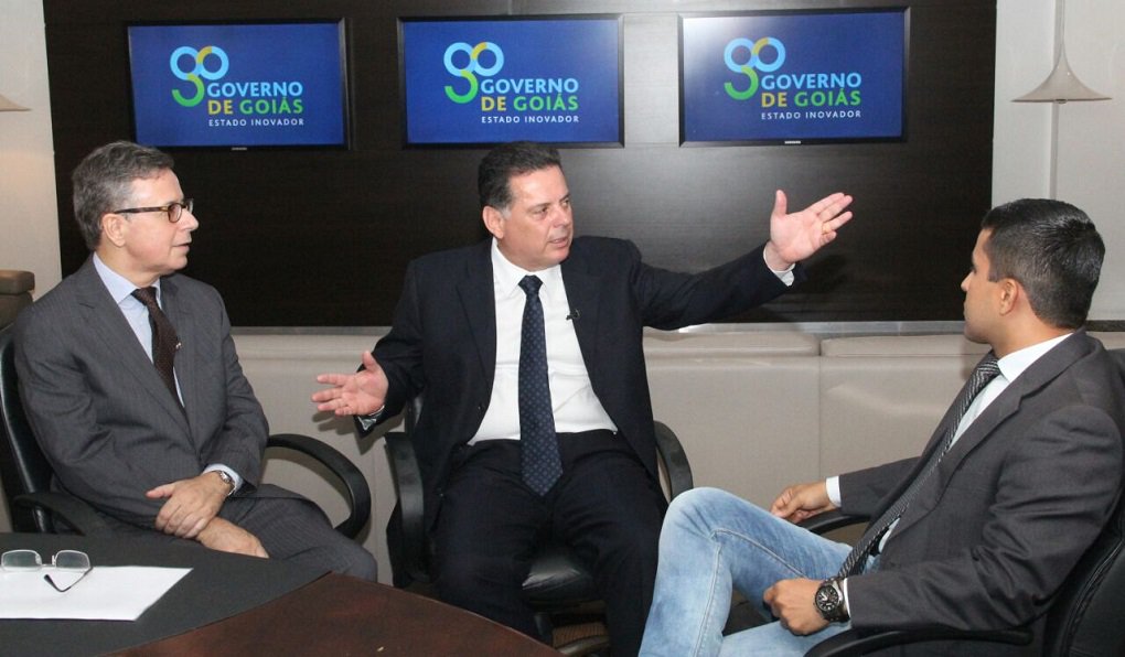 Para o governador goiano, é inadmissível que o país não consiga resolver o problema dos presídios e que na semana passada levou ao ministro da Justiça e à presidente do STF um documento com as sugestões técnicas; "Enquanto o governo federal não assumir a responsabilidade de colocar o dinheiro do Fundo Penitenciário em presídios de segurança máxima, enquanto não houver ajuda federal na área de Segurança Pública os estados não vão conseguir fazer as coisas sozinhos. No ano passado, o Governo de Goiás gastou 13% de sua receita com Segurança Pública, o governo federal, nem um centavo" (Foto: José Barbacena) Para o governador goiano, é inadmissível que o país não consiga resolver o problema dos presídios e que na semana passada levou ao ministro da Justiça e à presidente do STF um documento com as sugestões técnicas; "Enquanto o governo federal não assumir a responsabilidade de colocar o dinheiro do Fundo Penitenciário em presídios de segurança máxima, enquanto não houver ajuda federal na área de Segurança Pública os estados não vão conseguir fazer as coisas sozinhos. No ano passado, o Governo de Goiás gastou 13% de sua receita com Segurança Pública, o governo federal, nem um centavo"