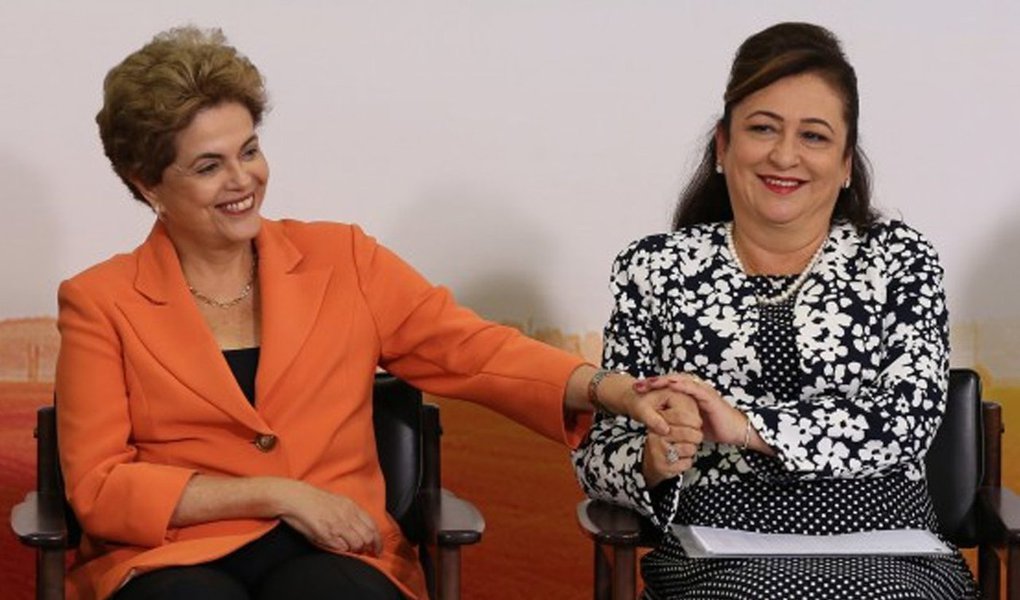 "A presidente cogitou pela primeira vez uma possível candidatura e os especuladores de plantão não deram trégua. Nunca declarei que sou candidata ao governo em 2018 e muito menos a presidente Dilma falou a respeito comigo. Sobre 2018 só falarei em 2018", disse a senadora Kátia Abreu (PMDB) sobre informações de suposto convite dela à presidente deposta; segundo o boato, chapa majoritária teria Katia como candidata a governadora, tendo Dilma disputando uma vaga ao Senado pelo Tocantins, e o ex-governador Siqueira Campos, de 87 anos, como candidato à outra vaga no Senado (Foto: Aquiles Lins) "A presidente cogitou pela primeira vez uma possível candidatura e os especuladores de plantão não deram trégua. Nunca declarei que sou candidata ao governo em 2018 e muito menos a presidente Dilma falou a respeito comigo. Sobre 2018 só falarei em 2018", disse a senadora Kátia Abreu (PMDB) sobre informações de suposto convite dela à presidente deposta; segundo o boato, chapa majoritária teria Katia como candidata a governadora, tendo Dilma disputando uma vaga ao Senado pelo Tocantins, e o ex-governador Siqueira Campos, de 87 anos, como candidato à outra vaga no Senado