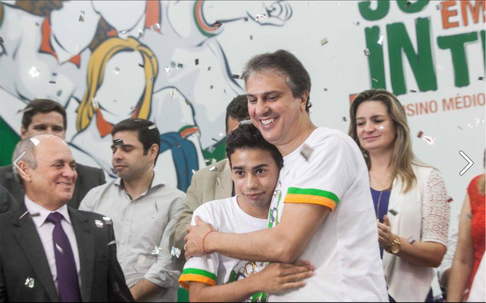 Com o lançamento do Programa de Ensino Médio Integral, nesta sexta-feira (6), o Ceará passará a contar com 71 escolas de ensino regular com a jornada prolongada. Somadas às Escolas de Ensino Profissional, o Estado passa a ter mais de 26% das unidades de ensino funcionando em tempo integral. "Eu tenho um sonho de que, um dia, todas as escolas de Ensino Médio do Ceará sejam de tempo integral. Nós temos a compreensão de que o grande caminho para se construir um Estado melhor, com sociedade mais justa e de mais oportunidades, é através da Educação", disse o governador (Foto: Rodrigo Rocha) Com o lançamento do Programa de Ensino Médio Integral, nesta sexta-feira (6), o Ceará passará a contar com 71 escolas de ensino regular com a jornada prolongada. Somadas às Escolas de Ensino Profissional, o Estado passa a ter mais de 26% das unidades de ensino funcionando em tempo integral. "Eu tenho um sonho de que, um dia, todas as escolas de Ensino Médio do Ceará sejam de tempo integral. Nós temos a compreensão de que o grande caminho para se construir um Estado melhor, com sociedade mais justa e de mais oportunidades, é através da Educação", disse o governador