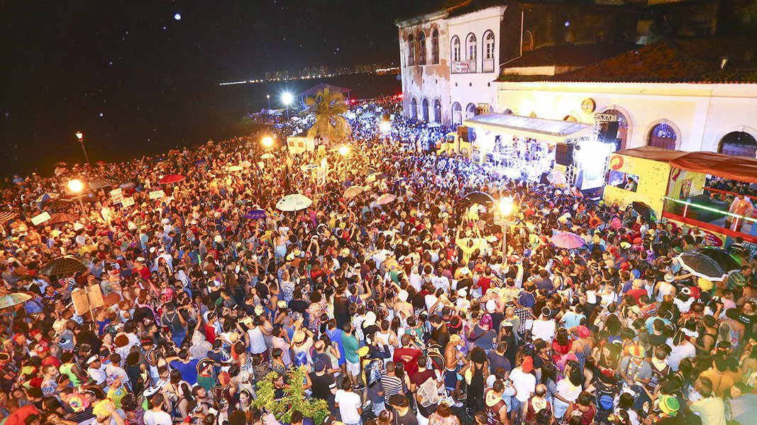 São Luís foi tomada por um mar de gente, puxada pelo cordão do Bloco do Baleiro, última atração do ‘Carnaval de Todos’ na capital, realizado pelo Governo do Maranhão, em parceria com a Prefeitura de São Luís; ao som de Zeca Baleiro e convidados, nem mesmo a chuva forte foi capaz de espantar a multidão alegre e colorida do mais novo circuito carnavalesco ludovicense. (Foto: Leonardo Lucena) São Luís foi tomada por um mar de gente, puxada pelo cordão do Bloco do Baleiro, última atração do ‘Carnaval de Todos’ na capital, realizado pelo Governo do Maranhão, em parceria com a Prefeitura de São Luís; ao som de Zeca Baleiro e convidados, nem mesmo a chuva forte foi capaz de espantar a multidão alegre e colorida do mais novo circuito carnavalesco ludovicense.