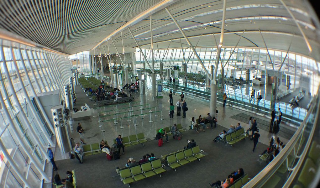Para a semana do carnaval, de quinta-feira (23) até 2 de março, são esperados 360 mil passageiros em Brasília e estão previstos 69 voos extras no Aeroporto Juscelino Kubitschek; de acordo com a Inframerica, que administra o terminal, a estimativa é de 2.889 pousos e decolagens durante o feriado (Foto: Leonardo Lucena) Para a semana do carnaval, de quinta-feira (23) até 2 de março, são esperados 360 mil passageiros em Brasília e estão previstos 69 voos extras no Aeroporto Juscelino Kubitschek; de acordo com a Inframerica, que administra o terminal, a estimativa é de 2.889 pousos e decolagens durante o feriado