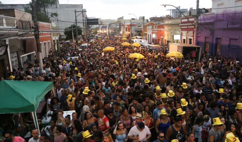 O carnaval em Porto Alegre tem se fortalecido ano após ano; o ponto alto da animação dos festejos fica no bairro Cidade Baixa, na Região Central da capital; neste domingo (26), a partir das 11 horas, mais de 20 mil pessoas são esperadas nos blocos que vão desfilar alegria e animação nas ruas da Cidade Baixa e em outros pontos da cidade; a Empresa Pública de Transporte e Circulação (EPTC) preparou um esquema especial de trânsito com bloqueio das vias onde ocorrem as concentrações (Foto: Voney Malta) O carnaval em Porto Alegre tem se fortalecido ano após ano; o ponto alto da animação dos festejos fica no bairro Cidade Baixa, na Região Central da capital; neste domingo (26), a partir das 11 horas, mais de 20 mil pessoas são esperadas nos blocos que vão desfilar alegria e animação nas ruas da Cidade Baixa e em outros pontos da cidade; a Empresa Pública de Transporte e Circulação (EPTC) preparou um esquema especial de trânsito com bloqueio das vias onde ocorrem as concentrações