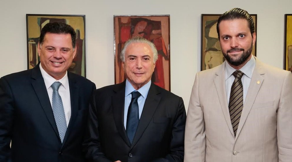 Governador Marconi Perillo apresentou ao presidente da República, Michel Temer, a proposta de construção do Trem de Passageiros Goiânia-Brasília; em reunião com Temer no Palácio do Planalto, Marconi detalhou o Estudo de Viabilidade Técnica, Econômica e Ambiental (EVTEA) do Trem de Passageiros realizado Agência Nacional de Transportes Terrestres (ANTT) e entregue ao Governo de Goiás no último dia 15 de fevereiro; "Expliquei ao presidente a situação da concessão e da licitação, ele ficou muito entusiasmado com o projeto. E também falamos sobre muitos assuntos de interesse de Goiás e do Brasil", relatou (Foto: José Barbacena) Governador Marconi Perillo apresentou ao presidente da República, Michel Temer, a proposta de construção do Trem de Passageiros Goiânia-Brasília; em reunião com Temer no Palácio do Planalto, Marconi detalhou o Estudo de Viabilidade Técnica, Econômica e Ambiental (EVTEA) do Trem de Passageiros realizado Agência Nacional de Transportes Terrestres (ANTT) e entregue ao Governo de Goiás no último dia 15 de fevereiro; "Expliquei ao presidente a situação da concessão e da licitação, ele ficou muito entusiasmado com o projeto. E também falamos sobre muitos assuntos de interesse de Goiás e do Brasil", relatou