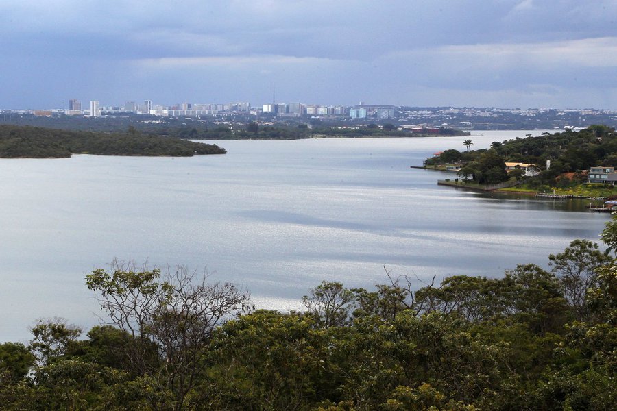 O governo federal liberou R$ 55 milhões para Brasília iniciar as obras de captação emergencial de água do Lago Paranoá; a intervenção consiste em instalar uma estrutura flutuante no lado norte do lago; ela vai distribuir até 700 litros de água por segundo, por meio de seis tanques, a regiões administrativas atendidas pela Barragem do Descoberto (Foto: Leonardo Lucena) O governo federal liberou R$ 55 milhões para Brasília iniciar as obras de captação emergencial de água do Lago Paranoá; a intervenção consiste em instalar uma estrutura flutuante no lado norte do lago; ela vai distribuir até 700 litros de água por segundo, por meio de seis tanques, a regiões administrativas atendidas pela Barragem do Descoberto
