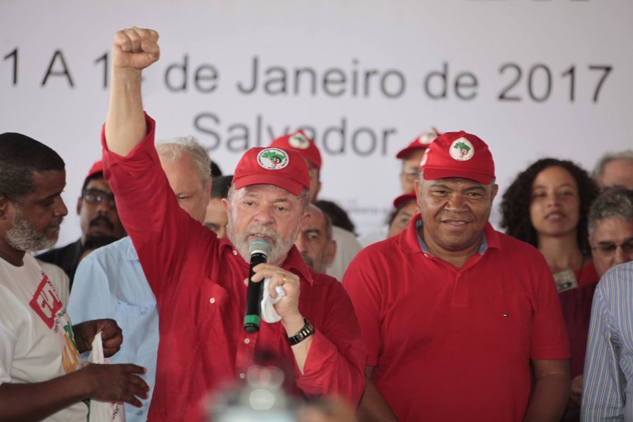 Deputado Valmir Assunção (PT) avalia que a nova pesquisa de intenção de voto CNT/MDA para o pleito de 2018, na qual o ex-presidente Lula venceria em todos os cenários, "revela sinais de que a população do país quer mudanças políticas imediatas"; "Está evidente que o povo não topa golpistas. As medidas desse governo interventor de Michel Temer são desastrosas, atrasam em mais de 30 anos a sociedade brasileira. Reformas que só beneficiam os patrões, os ricos e as forças hegemônicas deste país, que querem manter seus privilégios em cima da fome e da pobreza do povo", diz Assunção, citando as reformas do 'ensino médio', da 'previdência', 'trabalhista' e 'política', diz o baiano (Foto: Romulo Faro) Deputado Valmir Assunção (PT) avalia que a nova pesquisa de intenção de voto CNT/MDA para o pleito de 2018, na qual o ex-presidente Lula venceria em todos os cenários, "revela sinais de que a população do país quer mudanças políticas imediatas"; "Está evidente que o povo não topa golpistas. As medidas desse governo interventor de Michel Temer são desastrosas, atrasam em mais de 30 anos a sociedade brasileira. Reformas que só beneficiam os patrões, os ricos e as forças hegemônicas deste país, que querem manter seus privilégios em cima da fome e da pobreza do povo", diz Assunção, citando as reformas do 'ensino médio', da 'previdência', 'trabalhista' e 'política', diz o baiano