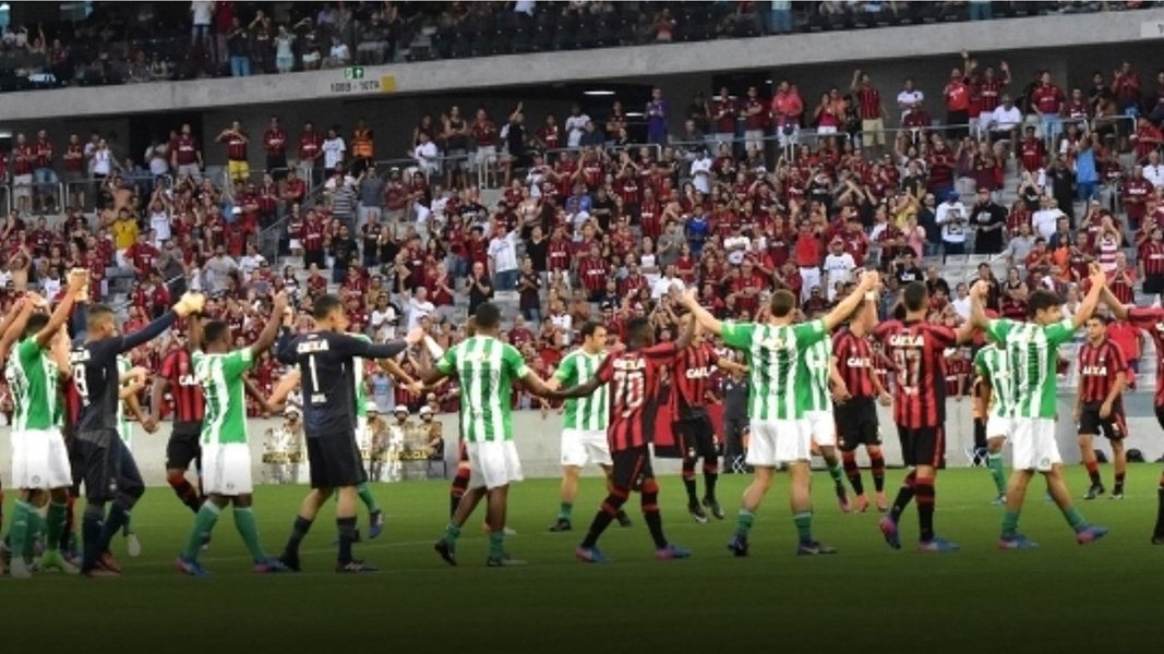 Pela primeira vez na História, um clássico do futebol brasileiro será transmitido online nesta quarta-feira (1º) pelo Youtube e pelo Facebook; será o Atletiba do “Fora Globo”; não se trata de um evento qualquer, pois o ineditismo consiste numa importante derrota para o monopólio da TV Globo; “Eu queria explicar para as duas torcidas. Atlético e Coritiba não venderam seus direitos por essa esmola que a RPC e a TV Globo quiseram nos pagar. É um direito nosso”, explicou o diretor de marketing do Atlético, Mauro Holzmann (Foto: Leonardo Lucena) Pela primeira vez na História, um clássico do futebol brasileiro será transmitido online nesta quarta-feira (1º) pelo Youtube e pelo Facebook; será o Atletiba do “Fora Globo”; não se trata de um evento qualquer, pois o ineditismo consiste numa importante derrota para o monopólio da TV Globo; “Eu queria explicar para as duas torcidas. Atlético e Coritiba não venderam seus direitos por essa esmola que a RPC e a TV Globo quiseram nos pagar. É um direito nosso”, explicou o diretor de marketing do Atlético, Mauro Holzmann