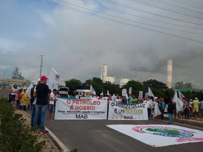 Para marcar o início da Jornada de Lutas do Movimento dos Atingidos por Barragens, militantes do MAB de várias regiões do estado estão mobilizadas na CE-422 em frente à (CSP) Companhia Siderúrgica do Pecém no Complexo Industrial e Portuário do Pecém em São Gonçalo do Amarante. A manifestação tem como objetivo cobrar a reparação e indenização pela situação que se encontram as famílias do entorno do complexo do Pecém, afetadas pelos rejeitos do carvão mineral utilizado na CSP, entre outras reivindicações. Hoje (13) inicia-se em todo Brasil a Jornada de Lutas do Movimento dos Atingidos por Barragens
(Foto: Fatima 247) Para marcar o início da Jornada de Lutas do Movimento dos Atingidos por Barragens, militantes do MAB de várias regiões do estado estão mobilizadas na CE-422 em frente à (CSP) Companhia Siderúrgica do Pecém no Complexo Industrial e Portuário do Pecém em São Gonçalo do Amarante. A manifestação tem como objetivo cobrar a reparação e indenização pela situação que se encontram as famílias do entorno do complexo do Pecém, afetadas pelos rejeitos do carvão mineral utilizado na CSP, entre outras reivindicações. Hoje (13) inicia-se em todo Brasil a Jornada de Lutas do Movimento dos Atingidos por Barragens