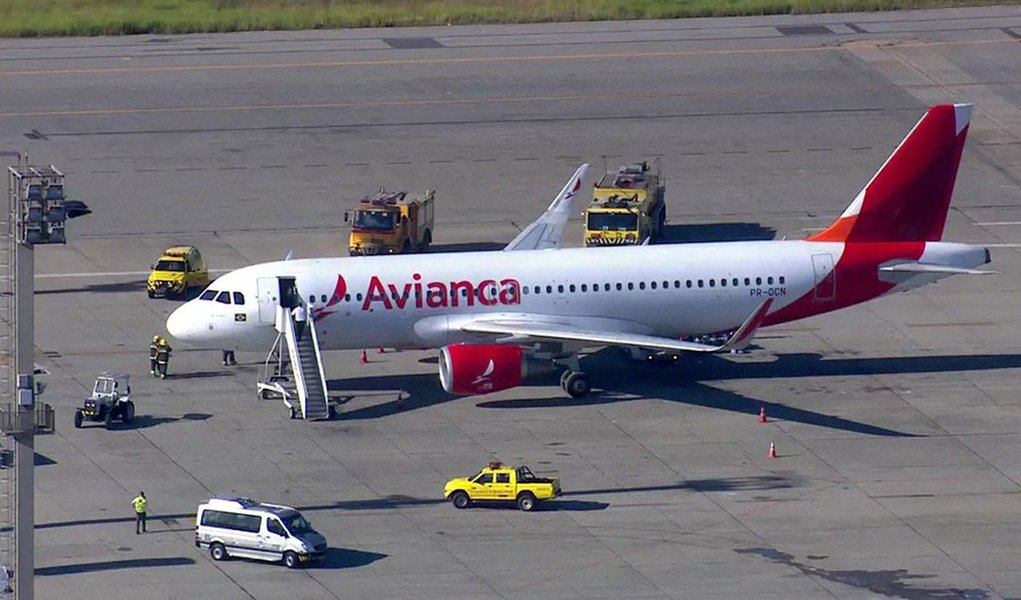 Um avião da companhia aérea Avianca teve de fazer um pouso de emergência, às 7h41 de hoje (23), no aeroporto de Cumbica, em Guarulhos, na Grande São Paulo; passageiros que viajariam para Recife tiveram de ser retirados do voo; segundo a concessionária que administra este terminal, a aeronave está estacionada no pátio e não há impacto sobre as demais operações de partidas ou de chegadas (Foto: Aquiles Lins) Um avião da companhia aérea Avianca teve de fazer um pouso de emergência, às 7h41 de hoje (23), no aeroporto de Cumbica, em Guarulhos, na Grande São Paulo; passageiros que viajariam para Recife tiveram de ser retirados do voo; segundo a concessionária que administra este terminal, a aeronave está estacionada no pátio e não há impacto sobre as demais operações de partidas ou de chegadas