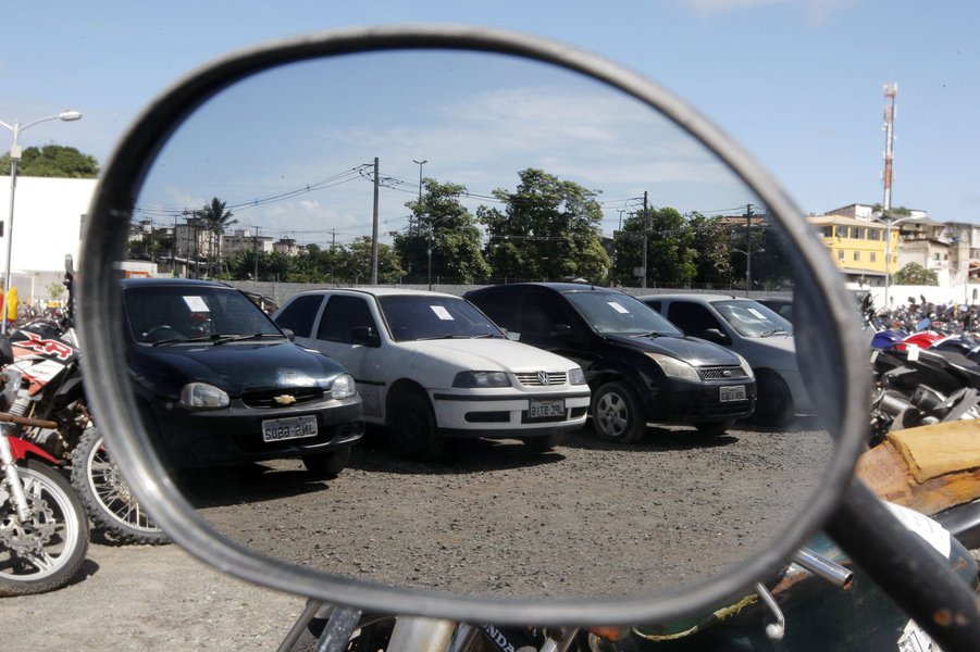 Na relação dos 959 lotes, há 603 lotes de motocicletas e 46 lotes de carros. O restante dos lotes é formado por sucatas de motocicleta e de carros. Os lances iniciais de algumas motocicletas é de R$ 1.100, enquanto de alguns dos caros é de R$ 5 mil. O leilão ocorre a partir desta quarta (15) e vai até sábado (18) (Foto: Rodrigo Rocha) Na relação dos 959 lotes, há 603 lotes de motocicletas e 46 lotes de carros. O restante dos lotes é formado por sucatas de motocicleta e de carros. Os lances iniciais de algumas motocicletas é de R$ 1.100, enquanto de alguns dos caros é de R$ 5 mil. O leilão ocorre a partir desta quarta (15) e vai até sábado (18)