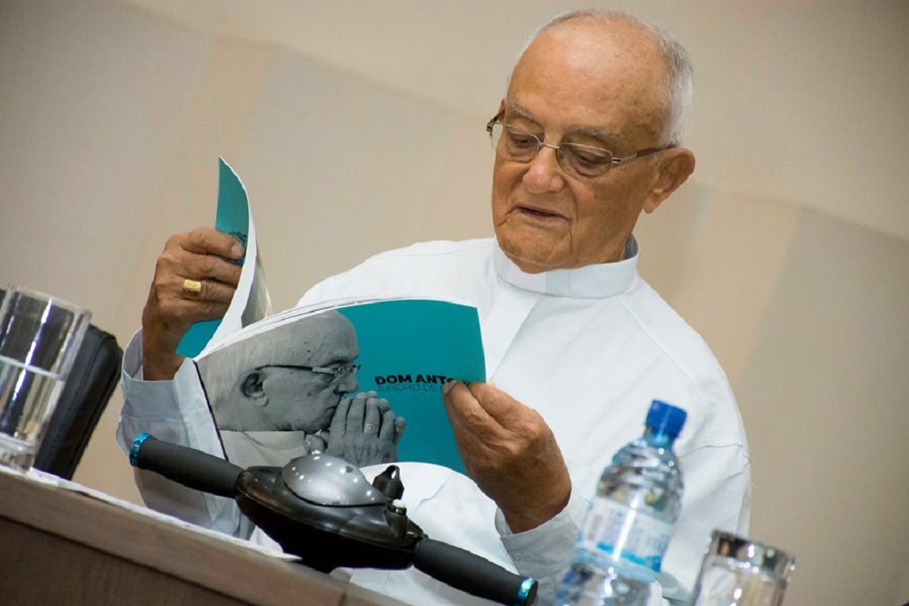 O arcebispo emérito da Arquidiocese de Goiânia, Dom Antonio Ribeiro de Oliveira, morreu nesta terça-feira (28), aos 90 anos, em Goiânia; o papa João Paulo II nomeou Dom Antonio arcebispo de Goiânia em 1985; goiano de Orizona, o religioso estava na Arquidiocese de Goiânia desde a sua criação; Dom Antonio sempre foi reconhecido pela dedicação ao trabalho social e aos mais necessitados; foi um dos primeiros dirigentes da OVG e era amigo pessoal do governador Marconi Perillo; nas redes sociais, o governador afirmou que será decretado Luto Oficial de 3 dias em respeito a Dom Antonio (Foto: José Barbacena) O arcebispo emérito da Arquidiocese de Goiânia, Dom Antonio Ribeiro de Oliveira, morreu nesta terça-feira (28), aos 90 anos, em Goiânia; o papa João Paulo II nomeou Dom Antonio arcebispo de Goiânia em 1985; goiano de Orizona, o religioso estava na Arquidiocese de Goiânia desde a sua criação; Dom Antonio sempre foi reconhecido pela dedicação ao trabalho social e aos mais necessitados; foi um dos primeiros dirigentes da OVG e era amigo pessoal do governador Marconi Perillo; nas redes sociais, o governador afirmou que será decretado Luto Oficial de 3 dias em respeito a Dom Antonio