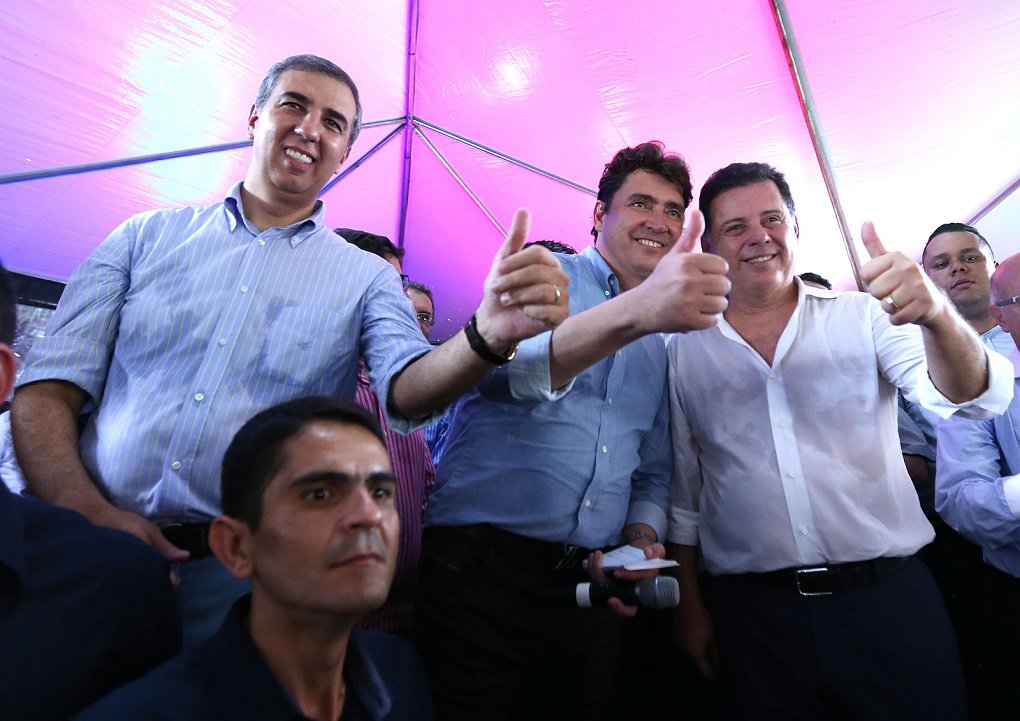 Partido Progressista (PP) realizou nesta sexta-feira encontro regional, que contou a presença de mais de 100 prefeitos e do governador Marconi Perillo; evento já pode ser considerado um marco do início da consolidação da chapa governista para 2018; Marconi afirmou que Wilder vem trabalhando muito por Goiás e conquistando espaço por merecimento; em discurso, Marconi disse que, em 2018, vai votar em José Eliton governador e em Wilder Morais para o Senado; com Wilder praticamente garantido, resta apenas uma vaga para o Senado, que pode ser inclusive do próprio Marconi; declarações do governador hoje foram interpretadas como recado para a senadora Lúcia Vânia, que se mostra insatisfeita na base e esta semana decidiu ensaiar aproximação com Ronaldo Caiado (DEM) (Foto: José Barbacena) Partido Progressista (PP) realizou nesta sexta-feira encontro regional, que contou a presença de mais de 100 prefeitos e do governador Marconi Perillo; evento já pode ser considerado um marco do início da consolidação da chapa governista para 2018; Marconi afirmou que Wilder vem trabalhando muito por Goiás e conquistando espaço por merecimento; em discurso, Marconi disse que, em 2018, vai votar em José Eliton governador e em Wilder Morais para o Senado; com Wilder praticamente garantido, resta apenas uma vaga para o Senado, que pode ser inclusive do próprio Marconi; declarações do governador hoje foram interpretadas como recado para a senadora Lúcia Vânia, que se mostra insatisfeita na base e esta semana decidiu ensaiar aproximação com Ronaldo Caiado (DEM)