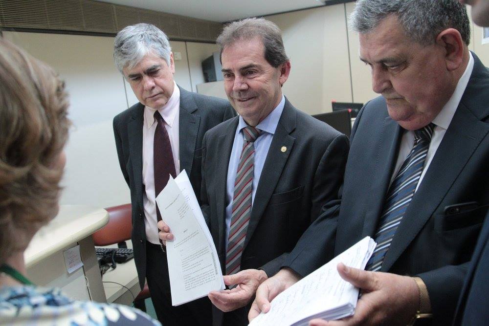 Apoiador arrependido do golpe parlamentar de 2016, o deputado Paulo Pereira da Silva (SD-SP) protocolou nesta quarta-feira, 22, na Câmara dos Deputados, uma emenda à PEC da reforma da Previdência (287/2016); novo texto tem a assinatura de apoio de mais de 300 deputados, dentre os 513 da Câmara; texto prevê idade mínima para aposentadoria menor que a proposta pelo governo, além de regras diferentes para pensão por morte e pagamento de aposentadoria; "Não faz qualquer sentido pretender que o brasileiro possa gozar somente de 10 anos de aposentadoria após contribuir por tantos anos" (Foto: Aquiles Lins) Apoiador arrependido do golpe parlamentar de 2016, o deputado Paulo Pereira da Silva (SD-SP) protocolou nesta quarta-feira, 22, na Câmara dos Deputados, uma emenda à PEC da reforma da Previdência (287/2016); novo texto tem a assinatura de apoio de mais de 300 deputados, dentre os 513 da Câmara; texto prevê idade mínima para aposentadoria menor que a proposta pelo governo, além de regras diferentes para pensão por morte e pagamento de aposentadoria; "Não faz qualquer sentido pretender que o brasileiro possa gozar somente de 10 anos de aposentadoria após contribuir por tantos anos"