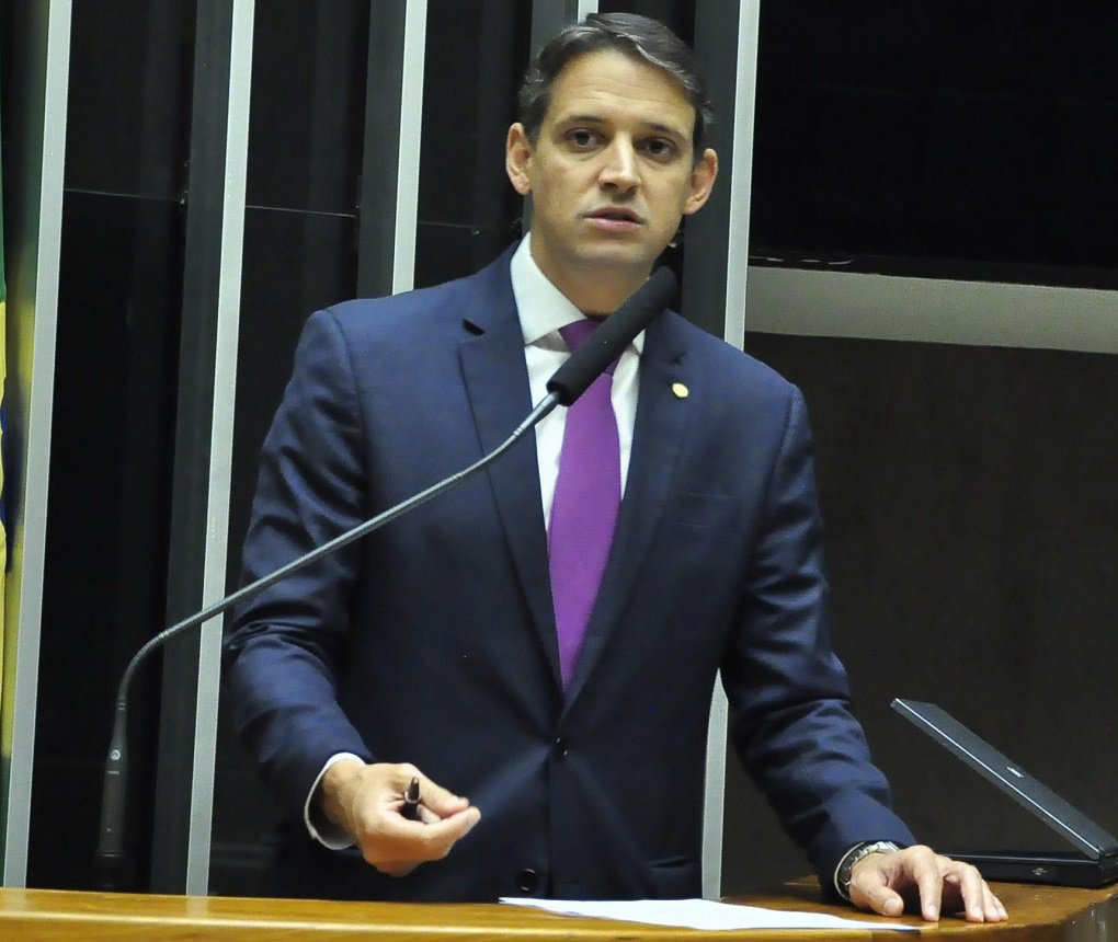 Deputado federal ocupou a tribuna da Câmara para comentar o discurso do senador Ronaldo Caiado, que acusou o governo de Goiás de usar dinheiro da venda da Celg para cooptar prefeitos; “Por que o senador Caiado fazer um ato como esse é correto, de atender os prefeitos, e o governador Marconi Perillo fazer isso é errado? Falta autocrítica”, destacou Thiago; “Nós aceitamos as críticas, mas que sejam, no mínimo, coerentes. O senador fala mal de todo mundo. Agora, na política, para se avançar, tem que se ter propostas para construir. Não adianta querer só desconstruir por meio da crítica" (Foto: José Barbacena) Deputado federal ocupou a tribuna da Câmara para comentar o discurso do senador Ronaldo Caiado, que acusou o governo de Goiás de usar dinheiro da venda da Celg para cooptar prefeitos; “Por que o senador Caiado fazer um ato como esse é correto, de atender os prefeitos, e o governador Marconi Perillo fazer isso é errado? Falta autocrítica”, destacou Thiago; “Nós aceitamos as críticas, mas que sejam, no mínimo, coerentes. O senador fala mal de todo mundo. Agora, na política, para se avançar, tem que se ter propostas para construir. Não adianta querer só desconstruir por meio da crítica"
