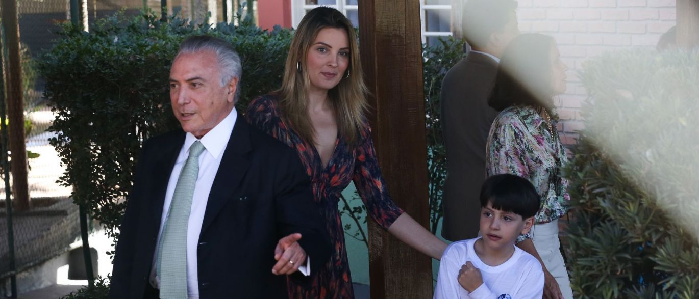Michel Temer já está morando no Palácio da Alvorada; mudança foi concluída nesta semana, e este é o primeiro fim de semana que ele, Marcela e o filho Michel passam na residência oficial da Presidência da República; ontem (17), o casal e o filho estiveram em São Paulo – onde a família morava antes de Temer assumir a Presidência; em Brasília, eles vinham residindo no Palácio do Jaburu, destinado ao vice-presidente da República (Foto: Romulo Faro) Michel Temer já está morando no Palácio da Alvorada; mudança foi concluída nesta semana, e este é o primeiro fim de semana que ele, Marcela e o filho Michel passam na residência oficial da Presidência da República; ontem (17), o casal e o filho estiveram em São Paulo – onde a família morava antes de Temer assumir a Presidência; em Brasília, eles vinham residindo no Palácio do Jaburu, destinado ao vice-presidente da República