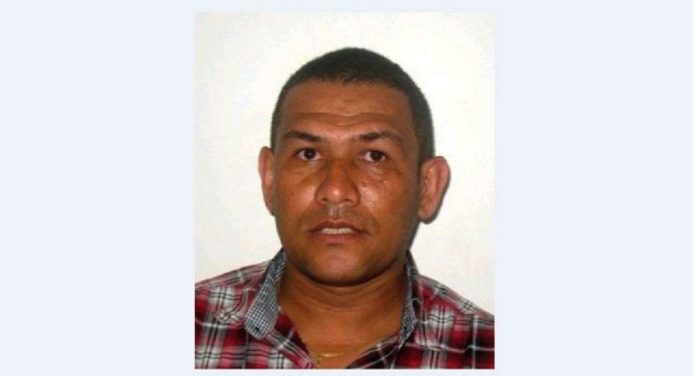 Suspeito de matar a garotinha Ana Clara Pires Camargo, que havia desaparecido em Goiânia no último dia 17, Luis Carlos Gonçalves, de 35 anos, foi morto durante troca de tiros com policiais militares na tarde desta quarta-feira; troca de tiros aconteceu no Setor Lorena Park, em Goiânia; Luis Carlos estava sendo procurado pelas forças policiais de Goiás desde a manhã de hoje, quando o corpo da garota Ana Clara foi encontrado; em nota, a Polícia Militar confirmou a troca de tiros e a morte do suspeito (Foto: José Barbacena) Suspeito de matar a garotinha Ana Clara Pires Camargo, que havia desaparecido em Goiânia no último dia 17, Luis Carlos Gonçalves, de 35 anos, foi morto durante troca de tiros com policiais militares na tarde desta quarta-feira; troca de tiros aconteceu no Setor Lorena Park, em Goiânia; Luis Carlos estava sendo procurado pelas forças policiais de Goiás desde a manhã de hoje, quando o corpo da garota Ana Clara foi encontrado; em nota, a Polícia Militar confirmou a troca de tiros e a morte do suspeito
