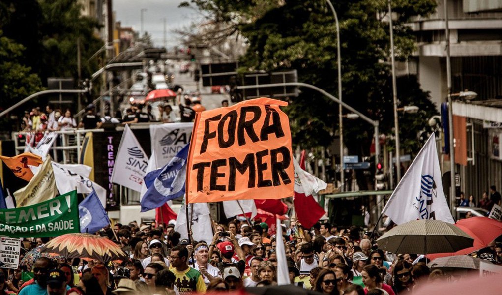 O movimento extremamente politizado, além de exigir “Fora Temer”, também deu sapecadas no governador Beto Richa (PSDB) gritando a pleno pulmões “Fora Richa” (Foto: Esmael Morais) O movimento extremamente politizado, além de exigir “Fora Temer”, também deu sapecadas no governador Beto Richa (PSDB) gritando a pleno pulmões “Fora Richa”
