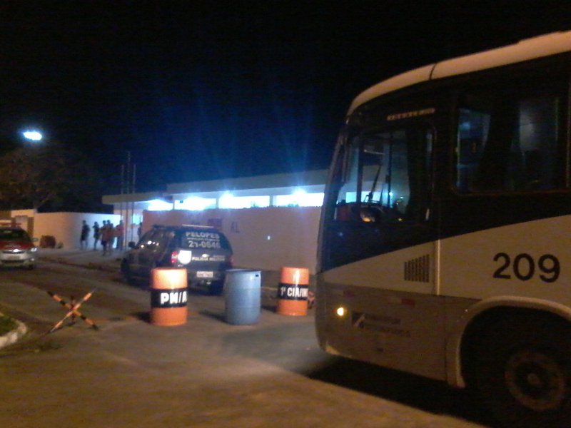 Dois ônibus interestaduais foram alvos de assaltantes na madrugada desta terça-feira (21), em trechos das BRs 104 e 101, em Alagoas; os suspeitos obrigaram os motorista a entrarem em um canavial, onde recolheram celulares, joias, dinheiro; um dos veículos fazia a linha Rio de Janeiro - Guarabira (PB); o outro saiu de Maceió para Recife (Foto: Voney Malta) Dois ônibus interestaduais foram alvos de assaltantes na madrugada desta terça-feira (21), em trechos das BRs 104 e 101, em Alagoas; os suspeitos obrigaram os motorista a entrarem em um canavial, onde recolheram celulares, joias, dinheiro; um dos veículos fazia a linha Rio de Janeiro - Guarabira (PB); o outro saiu de Maceió para Recife