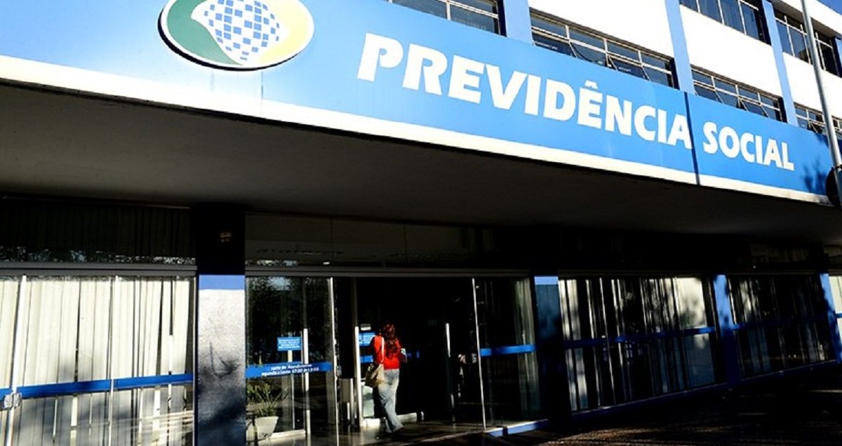 Trabalhadores e empresários cearenses estarão debatendo, na próxima quinta-feira (16), o projeto de Reforma da Previdência, que se encontra no Senado. O debate com os trabalhadores é uma realização da Frente Brasil Popular do Ceará, com a participação do ex-ministro do Desenvolvimento Social do governo de Dilma Rousseff, Carlos Gabas. O setor empresarial também debate a reforma, na mesma quinta-feira, em evento promovido pelo Centro Industrial do Ceará, com o economista Paulo Tafner, autor do livro "Previdência no Brasil: debates, dilemas e escolhas" e a advogada Regina Jansen, presidenta da Comissão de Direito Previdenciário e Assistência Social da OAB/CE (Foto: Fatima 247) Trabalhadores e empresários cearenses estarão debatendo, na próxima quinta-feira (16), o projeto de Reforma da Previdência, que se encontra no Senado. O debate com os trabalhadores é uma realização da Frente Brasil Popular do Ceará, com a participação do ex-ministro do Desenvolvimento Social do governo de Dilma Rousseff, Carlos Gabas. O setor empresarial também debate a reforma, na mesma quinta-feira, em evento promovido pelo Centro Industrial do Ceará, com o economista Paulo Tafner, autor do livro "Previdência no Brasil: debates, dilemas e escolhas" e a advogada Regina Jansen, presidenta da Comissão de Direito Previdenciário e Assistência Social da OAB/CE