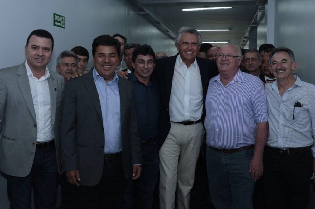 Senador goiano já criticou Michel Temer diversas vezes e praticamente rompeu com o governo peemedebista; nesta segunda-feira, porém, Ronaldo Caiado fez festa e política em inauguração no Instituto Federal Goiano, na cidade de Rio Verde; obra foi realizada com recursos do FNDE e teve a presença do ministro da Educação, Mendonça Filho, do mesmo partido de Caiado, o DEM; senador, que é pré-candidato ao governo de Goiás, transformou o evento em ato político e discursou para uma plateia repleta de aliados e cabos eleitorais (Foto: José Barbacena) Senador goiano já criticou Michel Temer diversas vezes e praticamente rompeu com o governo peemedebista; nesta segunda-feira, porém, Ronaldo Caiado fez festa e política em inauguração no Instituto Federal Goiano, na cidade de Rio Verde; obra foi realizada com recursos do FNDE e teve a presença do ministro da Educação, Mendonça Filho, do mesmo partido de Caiado, o DEM; senador, que é pré-candidato ao governo de Goiás, transformou o evento em ato político e discursou para uma plateia repleta de aliados e cabos eleitorais