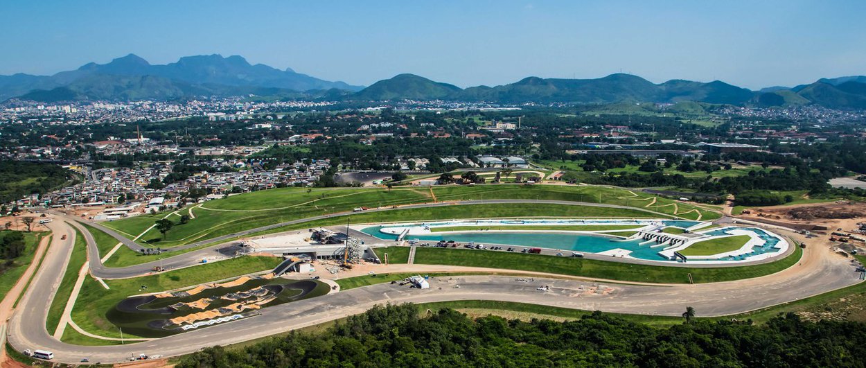 Vereadores da Comissão de Esportes da Câmara Municipal do Rio de Janeiro foram barrados em uma tentativa de vistoriar o Parque Radical, instalação que fez parte do Complexo Olímpico de Deodoro; eles esperaram por uma hora por um representante da Subsecretaria de Esporte e Lazer, que seria responsável por liberar a entrada; os guardas municipais que faziam a segurança do local impediram a entrada da comissão afirmando que não tinha chegado a eles a ordem de liberar o acesso (Foto: Voney Malta) Vereadores da Comissão de Esportes da Câmara Municipal do Rio de Janeiro foram barrados em uma tentativa de vistoriar o Parque Radical, instalação que fez parte do Complexo Olímpico de Deodoro; eles esperaram por uma hora por um representante da Subsecretaria de Esporte e Lazer, que seria responsável por liberar a entrada; os guardas municipais que faziam a segurança do local impediram a entrada da comissão afirmando que não tinha chegado a eles a ordem de liberar o acesso