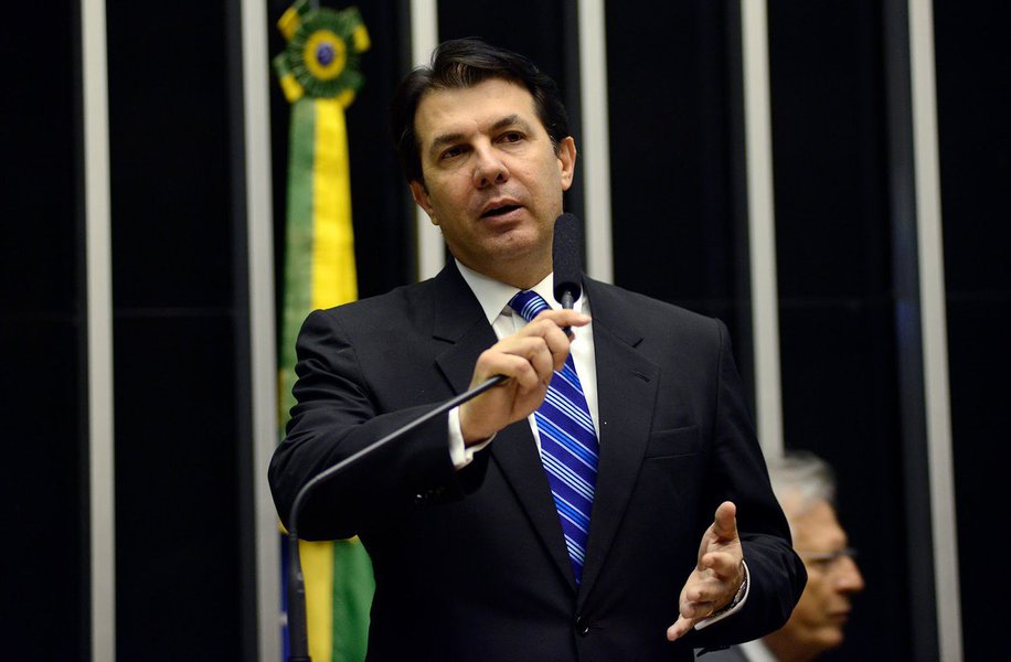 Após o encerramento da primeira reunião de trabalho, o relator da comissão especial que analisa a proposta de reforma da Previdência, deputado Arthur Maia (PPS-BA) disse nesta terça-feira que não alterará seu cronograma, e prometeu apresentar o parecer na comissão no dia 16 de março; diante da pressão de parlamentares da oposição e da base governista, o deputado baiano admitiu a possibilidade de incluir mais uma ou duas audiências para debater a reforma "Trabalho com um roteiro que está aí e que você pode se desviar um pouquinho. Obviamente que podemos fazer uma pormenorização trazendo outros temas, mas penso que não devemos mudar muito para ter mais audiências públicas", diz Maia (Foto: Romulo Faro) Após o encerramento da primeira reunião de trabalho, o relator da comissão especial que analisa a proposta de reforma da Previdência, deputado Arthur Maia (PPS-BA) disse nesta terça-feira que não alterará seu cronograma, e prometeu apresentar o parecer na comissão no dia 16 de março; diante da pressão de parlamentares da oposição e da base governista, o deputado baiano admitiu a possibilidade de incluir mais uma ou duas audiências para debater a reforma "Trabalho com um roteiro que está aí e que você pode se desviar um pouquinho. Obviamente que podemos fazer uma pormenorização trazendo outros temas, mas penso que não devemos mudar muito para ter mais audiências públicas", diz Maia