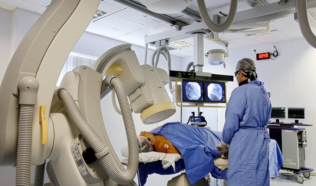 Hospitais privados do país dão prêmios e benefícios a médicos pelo volume de exames, cirurgias, internações e outros métodos; prática faz com que, muitas vezes, procedimentos desnecessários são realizados expondo pacientes a riscos e onerando planos de saúde; médico que soma mais pontos consegue mais reputação dentro do hospital e privilégios como presentes, descontos em exames para ele e seus familiares e prioridade no uso do centro cirúrgico; “O médico do pronto-atendimento que interna mais ganha mais pontos”, conta um médico do Rio de Janeiro; “Tem um médico que segura paciente internado sem necessidade só para gerar mais diária hospitalar”, relata um outro de São Paulo (Foto: Aquiles Lins) Hospitais privados do país dão prêmios e benefícios a médicos pelo volume de exames, cirurgias, internações e outros métodos; prática faz com que, muitas vezes, procedimentos desnecessários são realizados expondo pacientes a riscos e onerando planos de saúde; médico que soma mais pontos consegue mais reputação dentro do hospital e privilégios como presentes, descontos em exames para ele e seus familiares e prioridade no uso do centro cirúrgico; “O médico do pronto-atendimento que interna mais ganha mais pontos”, conta um médico do Rio de Janeiro; “Tem um médico que segura paciente internado sem necessidade só para gerar mais diária hospitalar”, relata um outro de São Paulo