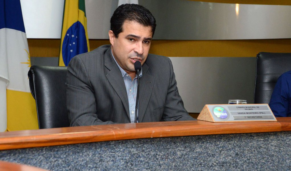 O secretário de Desenvolvimento Econômico de Palmas, Kariello Sousa Coelho, contrapôs às opiniões do presidente da Associação de Distribuidores e Atacadistas do Tocantins (Adat), Luiz Cláudio Tose; segundo Coelho, o governo do Tocantins, assim como o do Maranhão, foram "equivocados" ao determinar a cobrança da diferença de crédito do ICMS às empresas do Estado vizinho; "Tecnicamente o governo acertou e usou a glosa de crédito para se defender. Mas, economicamente, os Estados que adotaram a complementação do imposto foram equivocados. Ninguém está ganhando com isso. Todos os Estados estão perdendo. O Tocantins vai perder mais ainda, porque está iniciando, tem poucas empresas fortes e poucas indústrias" (Foto: Leonardo Lucena) O secretário de Desenvolvimento Econômico de Palmas, Kariello Sousa Coelho, contrapôs às opiniões do presidente da Associação de Distribuidores e Atacadistas do Tocantins (Adat), Luiz Cláudio Tose; segundo Coelho, o governo do Tocantins, assim como o do Maranhão, foram "equivocados" ao determinar a cobrança da diferença de crédito do ICMS às empresas do Estado vizinho; "Tecnicamente o governo acertou e usou a glosa de crédito para se defender. Mas, economicamente, os Estados que adotaram a complementação do imposto foram equivocados. Ninguém está ganhando com isso. Todos os Estados estão perdendo. O Tocantins vai perder mais ainda, porque está iniciando, tem poucas empresas fortes e poucas indústrias"