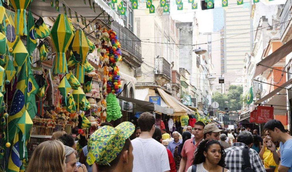 A inadimplência no comércio lojista da cidade do Rio de Janeiro aumentou 1,9% em janeiro na comparação relação ao mesmo mês do ano passado, de acordo com os registros do Serviço Central de Proteção ao Crédito do CDLRio - Clube de Diretores Lojistas do Rio de Janeiro. Foi o maior índice de inadimplência para o mês desde 2009 (Foto: Leonardo Lucena) A inadimplência no comércio lojista da cidade do Rio de Janeiro aumentou 1,9% em janeiro na comparação relação ao mesmo mês do ano passado, de acordo com os registros do Serviço Central de Proteção ao Crédito do CDLRio - Clube de Diretores Lojistas do Rio de Janeiro. Foi o maior índice de inadimplência para o mês desde 2009