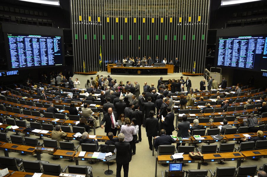 Criticada pela oposição e até mesmo pela base de apoio no Congresso Nacional, o governo do presidente Michel Temer terá que ceder e aceitar alterações na proposta de Reforma da Previdência; 17 dos 22 parlamentares cearenses ouvidos disseram que desejam mudanças; eles discordam do proposta radical que penaliza os trabalhadores; centenas de emendas já foram apresentadas (Foto: Voney Malta) Criticada pela oposição e até mesmo pela base de apoio no Congresso Nacional, o governo do presidente Michel Temer terá que ceder e aceitar alterações na proposta de Reforma da Previdência; 17 dos 22 parlamentares cearenses ouvidos disseram que desejam mudanças; eles discordam do proposta radical que penaliza os trabalhadores; centenas de emendas já foram apresentadas