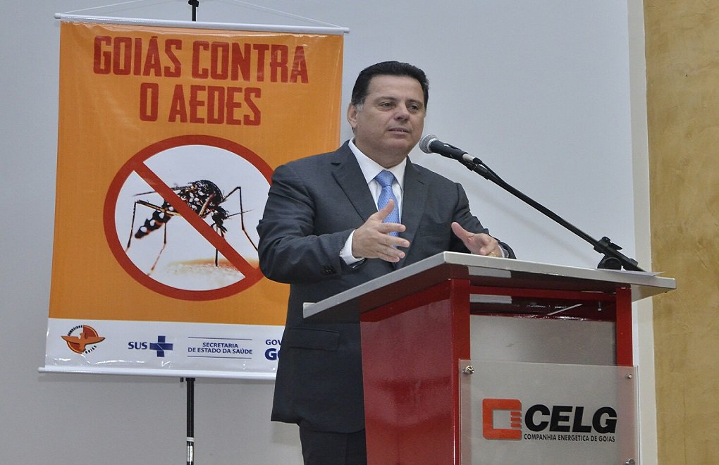 Os casos de dengue caíram significativamente em Goiás nestes primeiros dois meses de 2017; índices levantados pela Secretaria da Saúde de Goiás (SES-GO) mostram que nas duas primeiras semanas do ano passado foram notificados 35 mil casos da doença; neste ano, 8 mil pessoas foram contaminadas, uma redução de 76,72% dos casos; para o secretário da Saúde, Leonardo Vilela, é preciso ter coragem e ousadia para vencer o Aedes; “Nossos resultados foram positivos porque houve um enorme engajamento institucional e popular, com o trabalho feito de maneira sistemática, obedecendo a cronogramas, ciclos mensais e monitoramento, em tempo real" (Foto: José Barbacena) Os casos de dengue caíram significativamente em Goiás nestes primeiros dois meses de 2017; índices levantados pela Secretaria da Saúde de Goiás (SES-GO) mostram que nas duas primeiras semanas do ano passado foram notificados 35 mil casos da doença; neste ano, 8 mil pessoas foram contaminadas, uma redução de 76,72% dos casos; para o secretário da Saúde, Leonardo Vilela, é preciso ter coragem e ousadia para vencer o Aedes; “Nossos resultados foram positivos porque houve um enorme engajamento institucional e popular, com o trabalho feito de maneira sistemática, obedecendo a cronogramas, ciclos mensais e monitoramento, em tempo real"