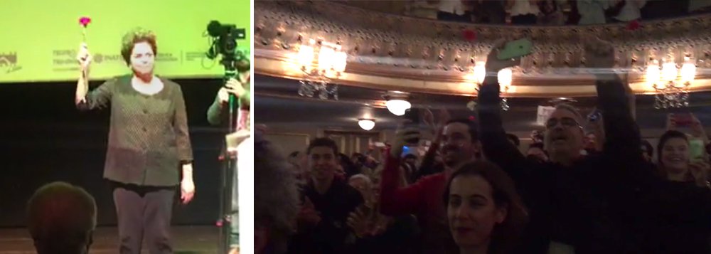 "Siiiim", respondeu o teatro lotado, em Lisboa, que parou para ouvi-la nesta tarde; Dilma subiu ao palco com um cravo na mão, símbolo da revolução portuguesa, e fez um discurso emocionado em defesa da democracia e dos direitos dos trabalhadores, que estão sob ataque desde que Michel Temer, que a traiu, subiu ao poder, graças a uma conspiração que envolveu políticos corruptos, citados na lista de Janot, grupos de comunicação e setores do Poder Judiciário, assim como empresários, que hoje veem seus negócios ruírem num Brasil destroçado; com status de popstar, Dilma foi ovacionada; "só a volta à democracia pode salvar o Brasil", afirmou; acompanhe ao vivo (Foto: Leonardo Attuch) "Siiiim", respondeu o teatro lotado, em Lisboa, que parou para ouvi-la nesta tarde; Dilma subiu ao palco com um cravo na mão, símbolo da revolução portuguesa, e fez um discurso emocionado em defesa da democracia e dos direitos dos trabalhadores, que estão sob ataque desde que Michel Temer, que a traiu, subiu ao poder, graças a uma conspiração que envolveu políticos corruptos, citados na lista de Janot, grupos de comunicação e setores do Poder Judiciário, assim como empresários, que hoje veem seus negócios ruírem num Brasil destroçado; com status de popstar, Dilma foi ovacionada; "só a volta à democracia pode salvar o Brasil", afirmou; acompanhe ao vivo