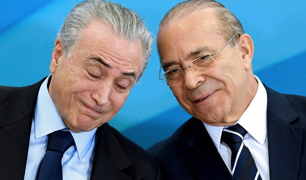 Jornalista Fernando Brito, do Tijolaço, diz que o papel para o qual a elite dominante escalou Michel Temer foi o de "mula"; "Pegar o poder com o golpe e entregar, depois, ao PSDB, já devidamente higienizado dos direitos dos pobres e com as medidas de depenamento do Estado brasileiro", afirma; "A mula, porém, está escandalosamente manca. (...) Ferida e só, aperta o passo para a entrega de sua principal encomenda: a reforma da previdência, na qual, como penduricalho, vem a reforma trabalhista" (Foto: Aquiles Lins) Jornalista Fernando Brito, do Tijolaço, diz que o papel para o qual a elite dominante escalou Michel Temer foi o de "mula"; "Pegar o poder com o golpe e entregar, depois, ao PSDB, já devidamente higienizado dos direitos dos pobres e com as medidas de depenamento do Estado brasileiro", afirma; "A mula, porém, está escandalosamente manca. (...) Ferida e só, aperta o passo para a entrega de sua principal encomenda: a reforma da previdência, na qual, como penduricalho, vem a reforma trabalhista"
