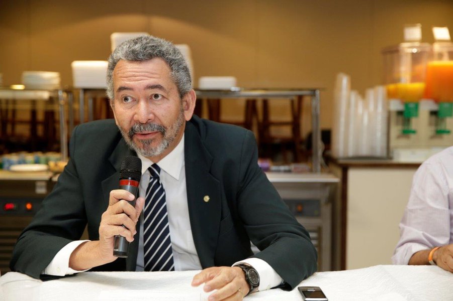 Em entrevista à TV dos Servidores, o deputado federal Paulão (PT-AL) afirma que o governo Michel Temer (PMDB) age de forma maldosa contra os brasileiros e contra os servidores públicos; para ele, “não é uma reforma, e sim um desmonte da Previdência”; parlamentar diz que os movimentos precisam se mobilizar em cada estado e pressionar os seus representantes (Foto: Voney Malta) Em entrevista à TV dos Servidores, o deputado federal Paulão (PT-AL) afirma que o governo Michel Temer (PMDB) age de forma maldosa contra os brasileiros e contra os servidores públicos; para ele, “não é uma reforma, e sim um desmonte da Previdência”; parlamentar diz que os movimentos precisam se mobilizar em cada estado e pressionar os seus representantes