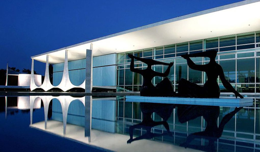 Apesar de Brasília (Distrito Federal) enfrentar a pior crise da história e passar por racionamento, o Palácio da Alvorada, residência oficial da Presidência da República, aumentou em 64,18% o consumo de água entre 2015 e 2016; de acordo com relatório obtido pela Lei de Acesso à Informação, apenas com água, o Alvorada gastou R$ 1,6 milhão no ano passado, R$ 640 mil a mais do que em 2015; o imóvel está desocupado e ainda aguarda a mudança definitiva de Michel Temer e sua família, sem previsão para ocorrer (Foto: Leonardo Lucena) Apesar de Brasília (Distrito Federal) enfrentar a pior crise da história e passar por racionamento, o Palácio da Alvorada, residência oficial da Presidência da República, aumentou em 64,18% o consumo de água entre 2015 e 2016; de acordo com relatório obtido pela Lei de Acesso à Informação, apenas com água, o Alvorada gastou R$ 1,6 milhão no ano passado, R$ 640 mil a mais do que em 2015; o imóvel está desocupado e ainda aguarda a mudança definitiva de Michel Temer e sua família, sem previsão para ocorrer