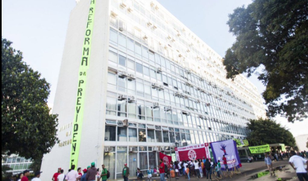 Em vídeo, o Movimento dos Trabalhadores Rurais Sem Terra (MST) explica os motivos da ocupação da sede do Ministério da Fazenda na manhã desta quarta-feira, 15; manifestação, feita em conjunto com movimentos sociais das frentes Povo Sem Medo e Brasil Popular, é parte dos ato dos do Dia Nacional de Mobilização e Paralisação contra a Reforma da Previdência; o integrante do MST Marco Antonio Baratto diz que a pauta de reivindicações, além da reforma previdenciária, é contra a reforma trabalhista e a retirada de direitos; assista (Foto: Aquiles Lins) Em vídeo, o Movimento dos Trabalhadores Rurais Sem Terra (MST) explica os motivos da ocupação da sede do Ministério da Fazenda na manhã desta quarta-feira, 15; manifestação, feita em conjunto com movimentos sociais das frentes Povo Sem Medo e Brasil Popular, é parte dos ato dos do Dia Nacional de Mobilização e Paralisação contra a Reforma da Previdência; o integrante do MST Marco Antonio Baratto diz que a pauta de reivindicações, além da reforma previdenciária, é contra a reforma trabalhista e a retirada de direitos; assista