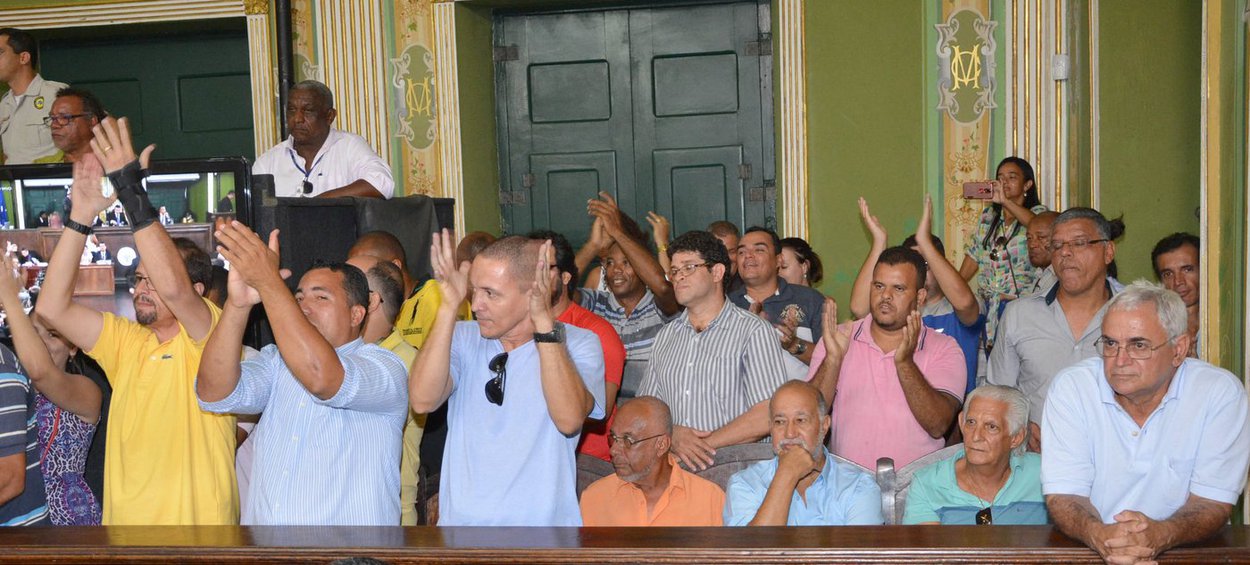 Proibido em Salvador com chancela do prefeito ACM Neto (DEM) no ano passado, o Uber voltou à pauta e acirrou os ânimos na Câmara Municipal nesta terça-feira (14). Motoristas do aplicativo e taxistas se opuseram na galeria da Casa durante toda a sessão ordinária; Tramita no Legislativo soteropolitano o Projeto de Lei nº 57/17, de autoria do vereador Maurício Trindade (DEM), que propõe a regulamentação do Uber. Em 2016 a proibição se deu por meio de um projeto de Alfredo Mangueira (PMDB); taxistas e motoristas do Uber se estranhavam nas galerias (Foto: Romulo Faro) Proibido em Salvador com chancela do prefeito ACM Neto (DEM) no ano passado, o Uber voltou à pauta e acirrou os ânimos na Câmara Municipal nesta terça-feira (14). Motoristas do aplicativo e taxistas se opuseram na galeria da Casa durante toda a sessão ordinária; Tramita no Legislativo soteropolitano o Projeto de Lei nº 57/17, de autoria do vereador Maurício Trindade (DEM), que propõe a regulamentação do Uber. Em 2016 a proibição se deu por meio de um projeto de Alfredo Mangueira (PMDB); taxistas e motoristas do Uber se estranhavam nas galerias