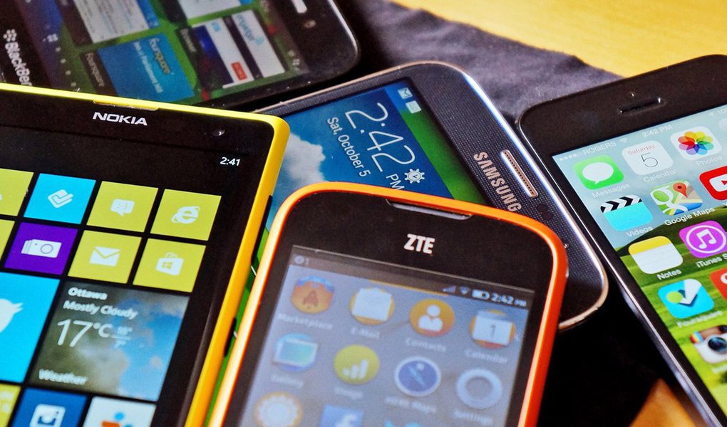 Estudo realizado pela Google mostra que o percentual de brasileiros que usam smarphones no País chegou a 62% em 2016; segundo os dados do "Google Consumer Barometer", que a empresa realiza anualmente, em 2012, eram apenas 14% dos brasileiros que utilizavam telefones do gênero; estudo mostra também que 59% dos brasileiros usam os smartphones como meio mais frequente de acesso à rede (Foto: Aquiles Lins) Estudo realizado pela Google mostra que o percentual de brasileiros que usam smarphones no País chegou a 62% em 2016; segundo os dados do "Google Consumer Barometer", que a empresa realiza anualmente, em 2012, eram apenas 14% dos brasileiros que utilizavam telefones do gênero; estudo mostra também que 59% dos brasileiros usam os smartphones como meio mais frequente de acesso à rede
