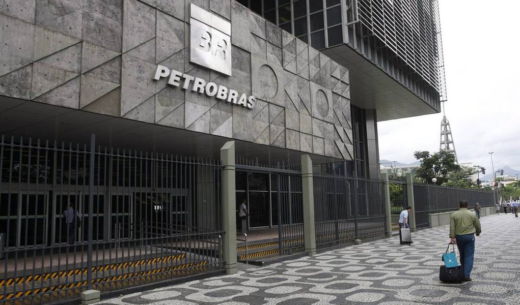 Comissão de Valores Mobiliários (CVM) determinou que a Petrobras refaça e reapresente as demonstrações financeiras anuais completas de 2013, 2014 e 2015, a fim de contemplar estornos de efeitos contábeis decorrentes da prática de contabilidade de hedge, que minimiza o impacto de oscilações cambiais em seu resultado financeiro; a Petrobras reitera que "as demonstrações financeiras da companhia relativas aos anos de 2013, 2014 e 2015 estão de acordo com as práticas contábeis adotadas no Brasil, assim como com as normas internacionais de contabilidade (IFRS) e foram auditadas por auditor independente" (Foto: Aquiles Lins) Comissão de Valores Mobiliários (CVM) determinou que a Petrobras refaça e reapresente as demonstrações financeiras anuais completas de 2013, 2014 e 2015, a fim de contemplar estornos de efeitos contábeis decorrentes da prática de contabilidade de hedge, que minimiza o impacto de oscilações cambiais em seu resultado financeiro; a Petrobras reitera que "as demonstrações financeiras da companhia relativas aos anos de 2013, 2014 e 2015 estão de acordo com as práticas contábeis adotadas no Brasil, assim como com as normas internacionais de contabilidade (IFRS) e foram auditadas por auditor independente"