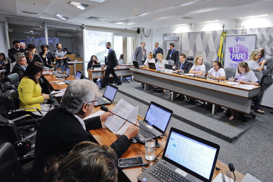 O Projeto de Lei do Senado (PLS) 612/2011, que altera o Código Civil para reconhecer a união estável entre pessoas do mesmo sexo e para possibilitar a conversão dessa união em casamento, foi aprovado nesta quarta-feira 8 pela Comissão de Constituição, Justiça e Cidadania (CCJ), em decisão terminativa; houve 17 votos favoráveis e uma abstenção (Foto: Gisele Federicce) O Projeto de Lei do Senado (PLS) 612/2011, que altera o Código Civil para reconhecer a união estável entre pessoas do mesmo sexo e para possibilitar a conversão dessa união em casamento, foi aprovado nesta quarta-feira 8 pela Comissão de Constituição, Justiça e Cidadania (CCJ), em decisão terminativa; houve 17 votos favoráveis e uma abstenção