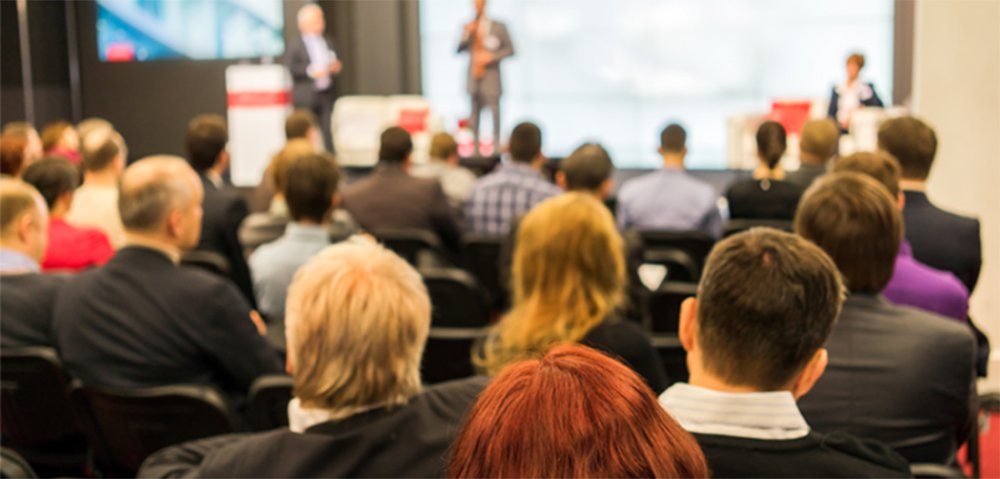 Um pitch é uma apresentação direta e curta, com o objetivo de vender a ideia da sua startup para um possível investidor;nele, é importante ressaltar os aspectos mais importantes da sua empresa: qual é o problema que você quer resolver? Como é o mercado? Qual é o diferencial da sua empresa?; Quem são os profissionais que formam a sua equipe?; entre outros pontos; embora pareça uma tarefa razoavelmente simples, fazer um pitch envolve muitas questões, desde conseguir explicar resumidamente a sua proposta até quem é sua audiência – você tem em mente um investidor anjo ou um fundo de venture capital? – e como exatamente você quer aplicar o investimento que arrecadar (Foto: Leonardo Lucena) Um pitch é uma apresentação direta e curta, com o objetivo de vender a ideia da sua startup para um possível investidor;nele, é importante ressaltar os aspectos mais importantes da sua empresa: qual é o problema que você quer resolver? Como é o mercado? Qual é o diferencial da sua empresa?; Quem são os profissionais que formam a sua equipe?; entre outros pontos; embora pareça uma tarefa razoavelmente simples, fazer um pitch envolve muitas questões, desde conseguir explicar resumidamente a sua proposta até quem é sua audiência – você tem em mente um investidor anjo ou um fundo de venture capital? – e como exatamente você quer aplicar o investimento que arrecadar