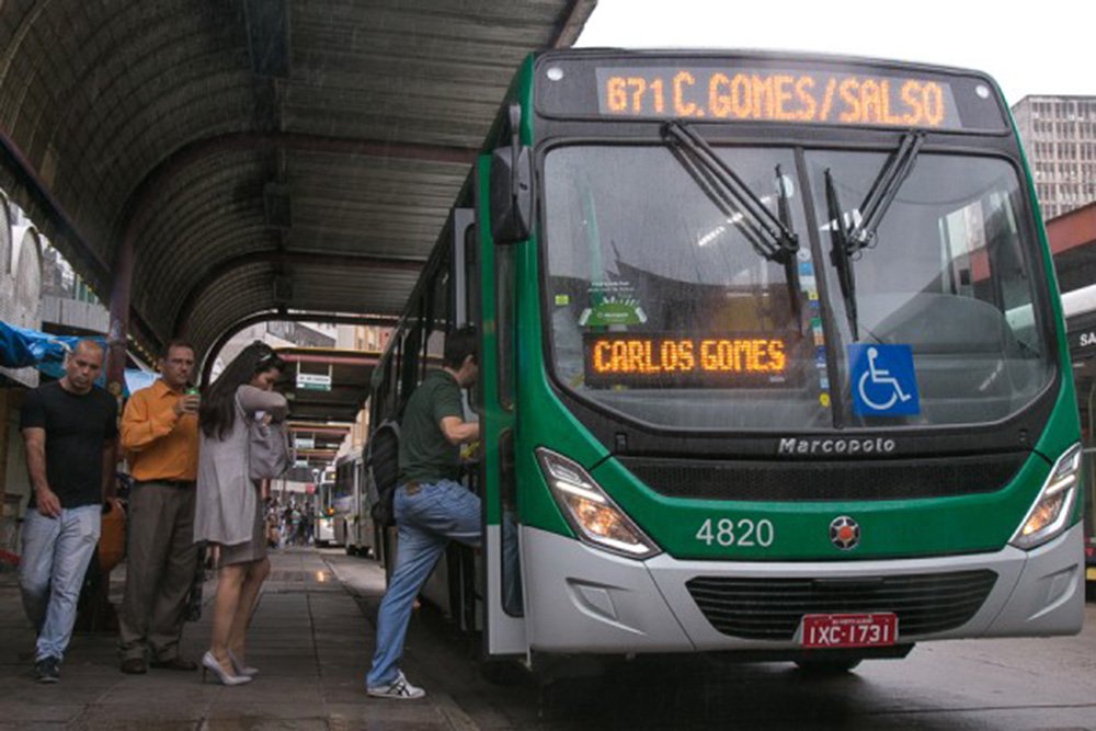 Através de uma ferramenta online lançada na semana passada, a Prefeitura de Porto Alegre pretende mostrar, de maneira ilustrativa, os itens que compõem o custo da passagem de ônibus e como se chega a tal valor; segundo a prefeitura, no site, o cidadão conhece os detalhes do cálculo e interage para compor a tarifa, considerando a inclusão de melhorias na frota e a manutenção ou retirada de isenções, que atualmente representam 35% do valor da passagem; o reajuste está em discussão desde o início do ano e o tema já pautou manifestações de entidades sindicais e da sociedade civil (Foto: Leonardo Lucena) Através de uma ferramenta online lançada na semana passada, a Prefeitura de Porto Alegre pretende mostrar, de maneira ilustrativa, os itens que compõem o custo da passagem de ônibus e como se chega a tal valor; segundo a prefeitura, no site, o cidadão conhece os detalhes do cálculo e interage para compor a tarifa, considerando a inclusão de melhorias na frota e a manutenção ou retirada de isenções, que atualmente representam 35% do valor da passagem; o reajuste está em discussão desde o início do ano e o tema já pautou manifestações de entidades sindicais e da sociedade civil