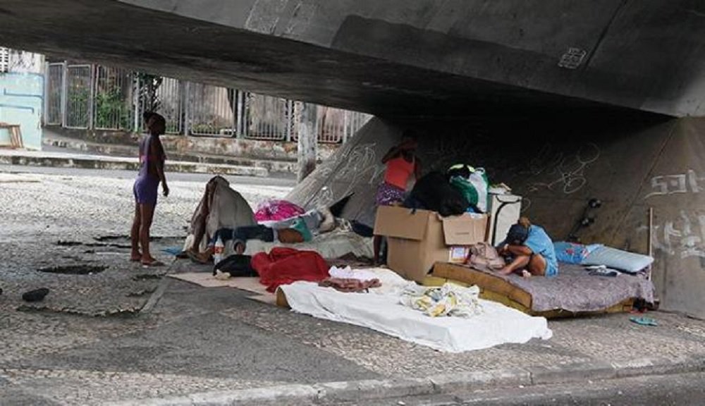Cerca de 22 mil pessoas vivem em situação de rua na capital baiana, expostas a violências físicas e psicológicas, conforme levantamento divulgado nesta sexta-feira (10) pelo Ministério Público do Estado da Bahia (MPE-BA); de acordo com o estudo, os principais fatores que levam as pessoas a viver nas ruas da cidade são conflitos familiares, drogas e alcoolismo; do total de pessoas nesta situação, cerca de 75% são do sexo masculino e mais da metade tem entre 25 e 44 anos (Foto: Romulo Faro) Cerca de 22 mil pessoas vivem em situação de rua na capital baiana, expostas a violências físicas e psicológicas, conforme levantamento divulgado nesta sexta-feira (10) pelo Ministério Público do Estado da Bahia (MPE-BA); de acordo com o estudo, os principais fatores que levam as pessoas a viver nas ruas da cidade são conflitos familiares, drogas e alcoolismo; do total de pessoas nesta situação, cerca de 75% são do sexo masculino e mais da metade tem entre 25 e 44 anos